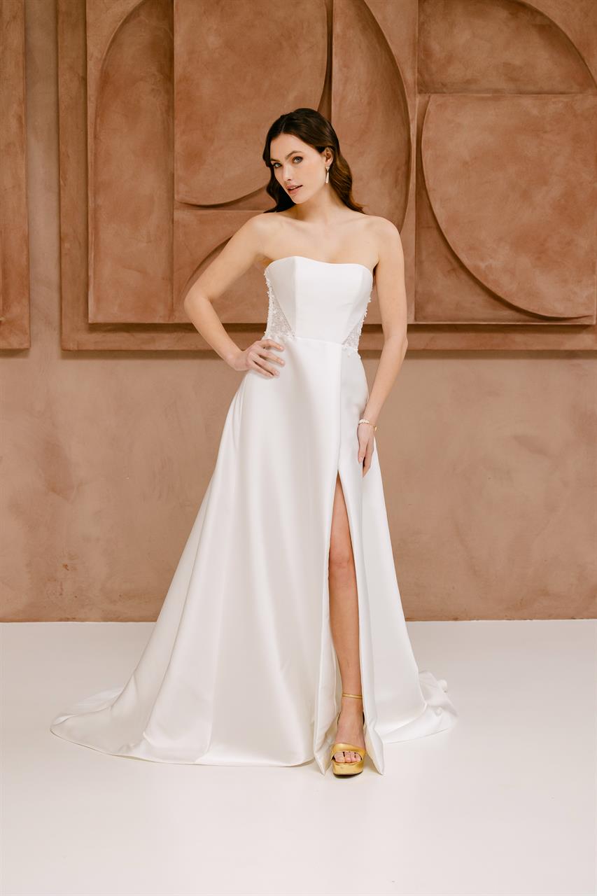 Elegantes Mikado Brautkleid im A-Linien-Schnitt mit 3-D-Blüten Elegantes Mikado Brautkleid im A-Linien-Schnitt mit 3-D-Blüten