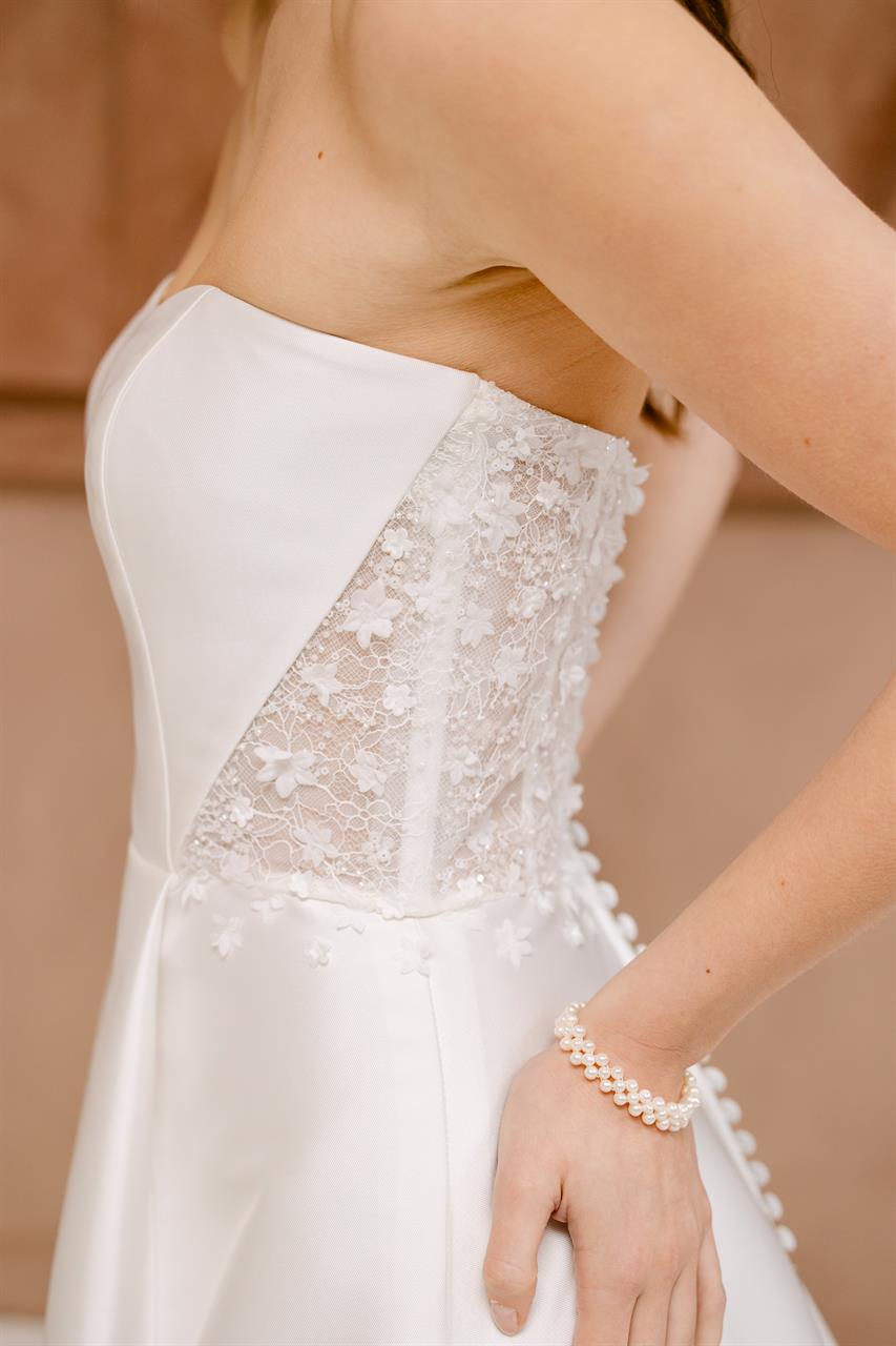 Elegantes Mikado Brautkleid im A-Linien-Schnitt mit 3-D-Blüten Elegantes Mikado Brautkleid im A-Linien-Schnitt mit 3-D-Blüten