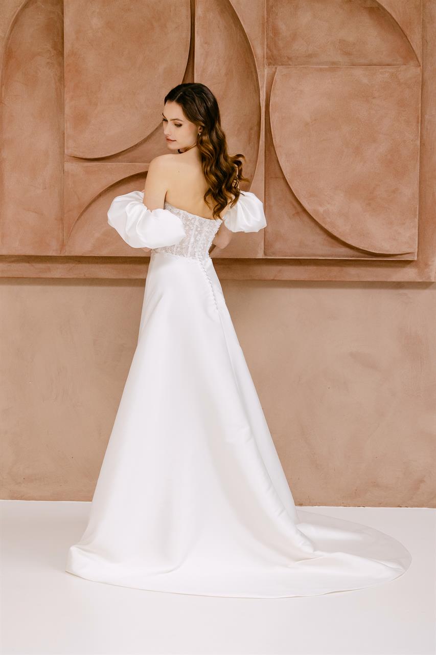 Elegantes Mikado Brautkleid im A-Linien-Schnitt mit 3-D-Blüten Elegantes Mikado Brautkleid im A-Linien-Schnitt mit 3-D-Blüten