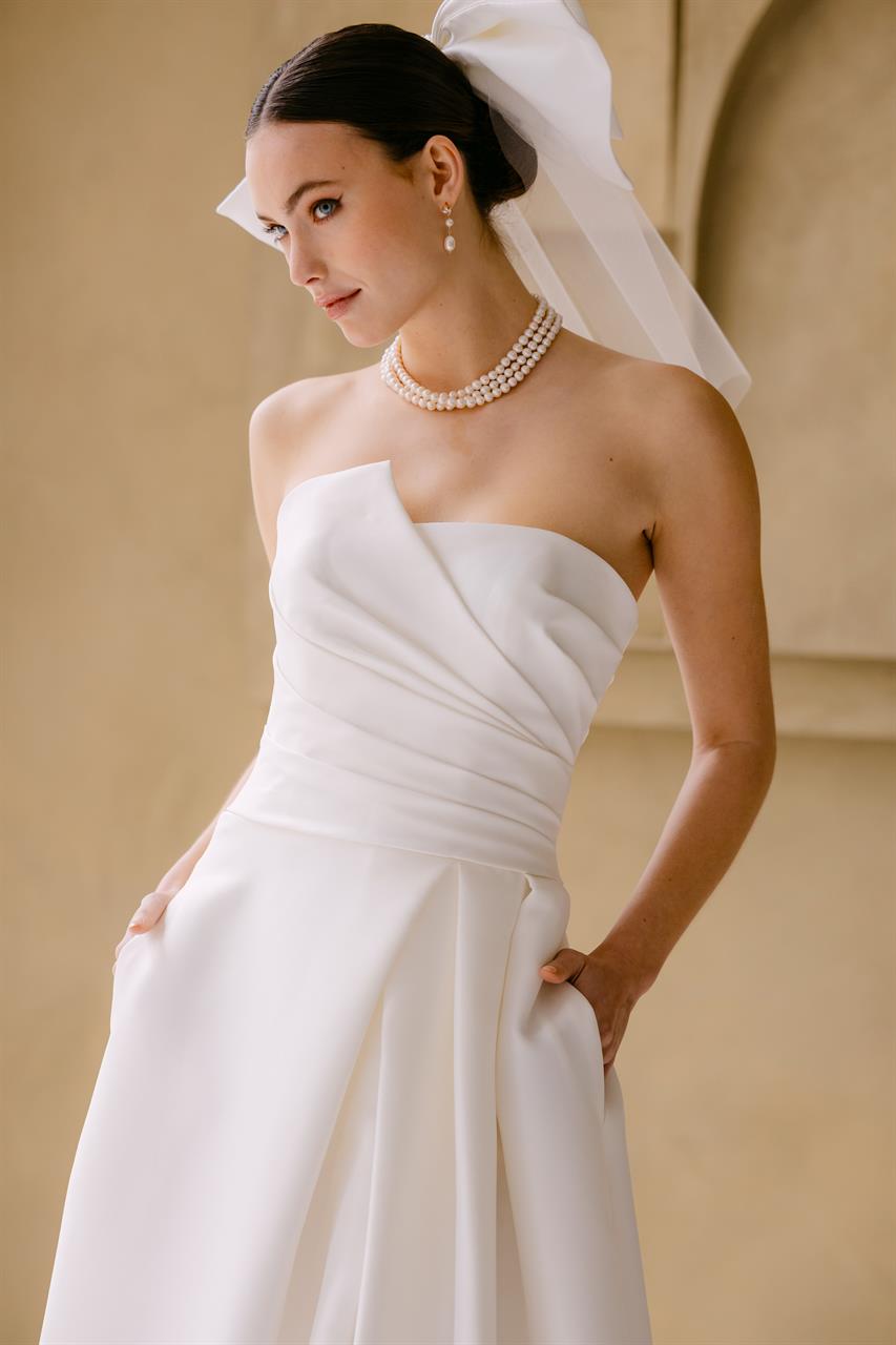 Elegantes Mikado Brautkleid im Old Money Stil mit asymmetrischem Ausschnitt Elegantes Mikado Brautkleid im Old Money Stil mit asymmetrischem Ausschnitt