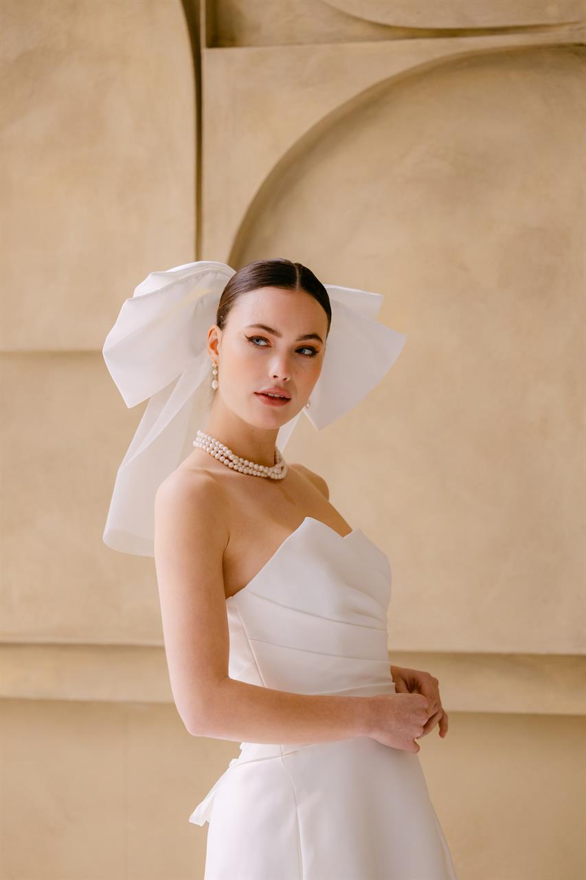 Elegantes Mikado Brautkleid im Old Money Stil mit asymmetrischem Ausschnitt Elegantes Mikado Brautkleid im Old Money Stil mit asymmetrischem Ausschnitt