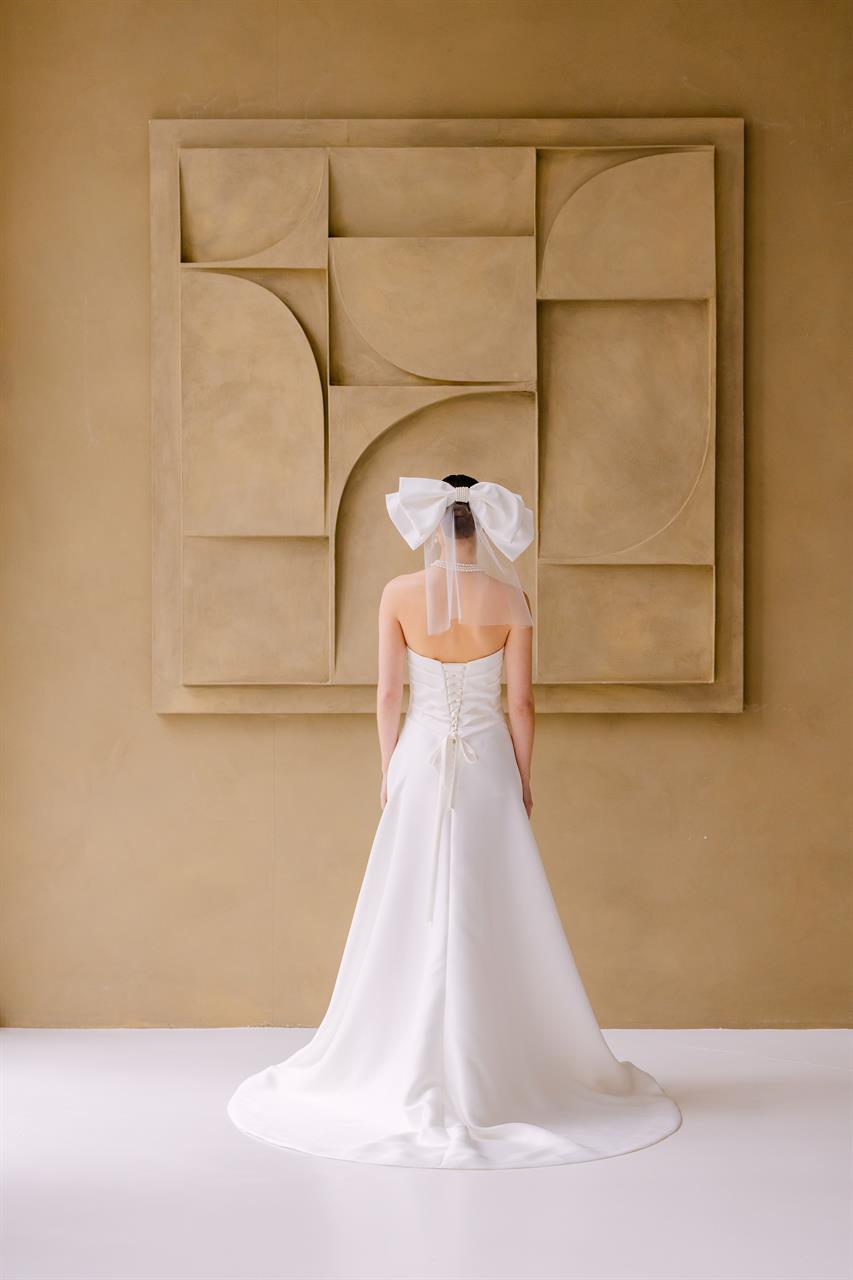 Elegantes Mikado Brautkleid im Old Money Stil mit asymmetrischem Ausschnitt Elegantes Mikado Brautkleid im Old Money Stil mit asymmetrischem Ausschnitt