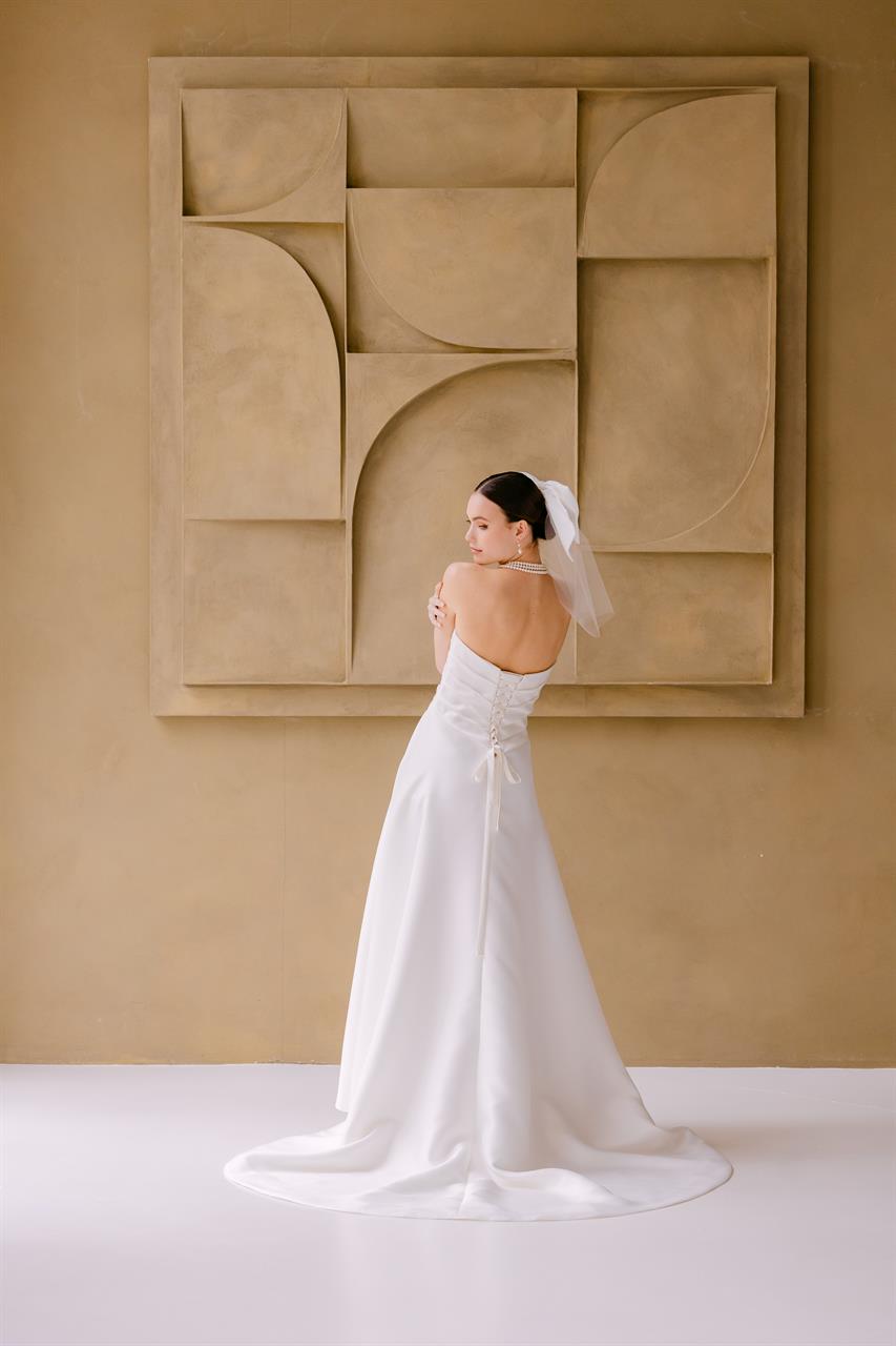 Elegantes Mikado Brautkleid im Old Money Stil mit asymmetrischem Ausschnitt Elegantes Mikado Brautkleid im Old Money Stil mit asymmetrischem Ausschnitt
