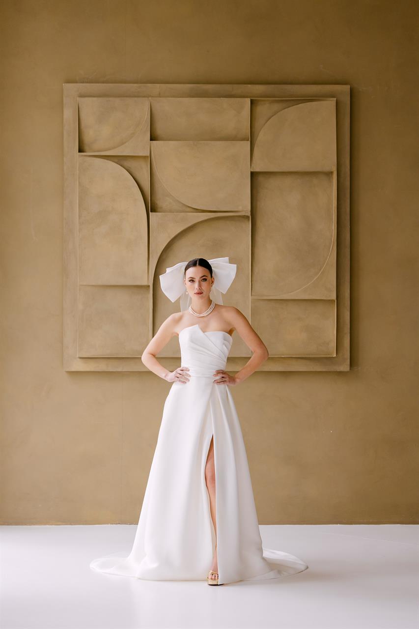 Elegantes Mikado Brautkleid im Old Money Stil mit asymmetrischem Ausschnitt Elegantes Mikado Brautkleid im Old Money Stil mit asymmetrischem Ausschnitt