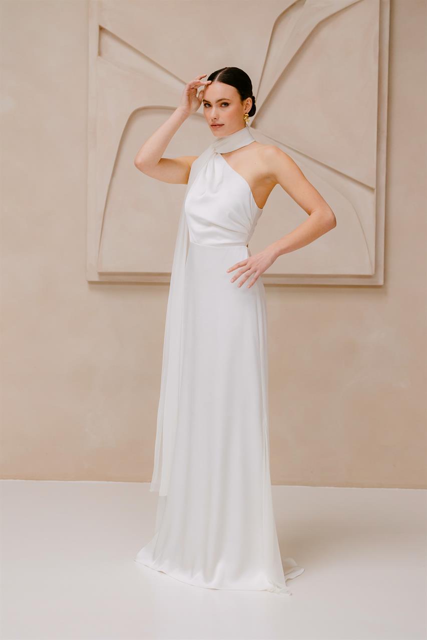Cleanes, figurbetontes Brautkleid mit asymmetrischem Ausschnitt Cleanes, figurbetontes Brautkleid mit asymmetrischem Ausschnitt
