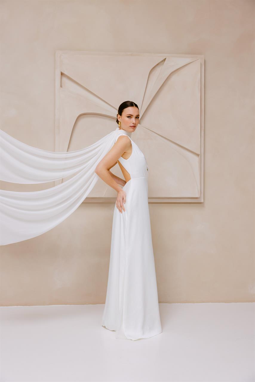 Cleanes, figurbetontes Brautkleid mit asymmetrischem Ausschnitt Cleanes, figurbetontes Brautkleid mit asymmetrischem Ausschnitt