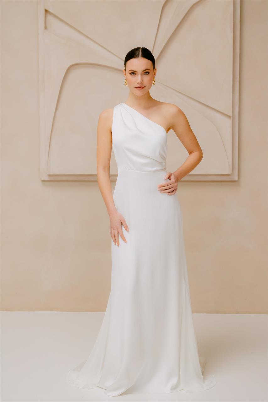 Cleanes, figurbetontes Brautkleid mit asymmetrischem Ausschnitt Cleanes, figurbetontes Brautkleid mit asymmetrischem Ausschnitt