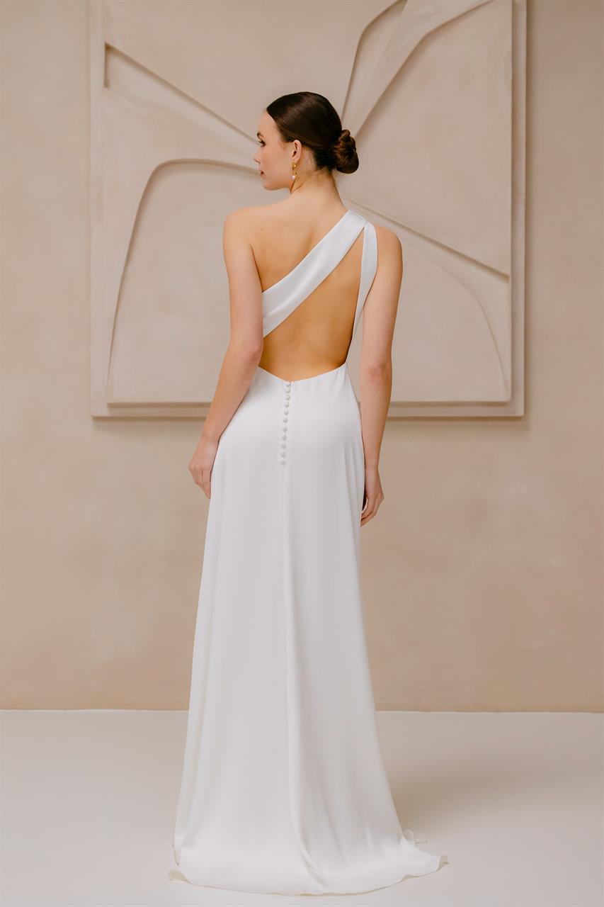 Cleanes, figurbetontes Brautkleid mit asymmetrischem Ausschnitt Cleanes, figurbetontes Brautkleid mit asymmetrischem Ausschnitt