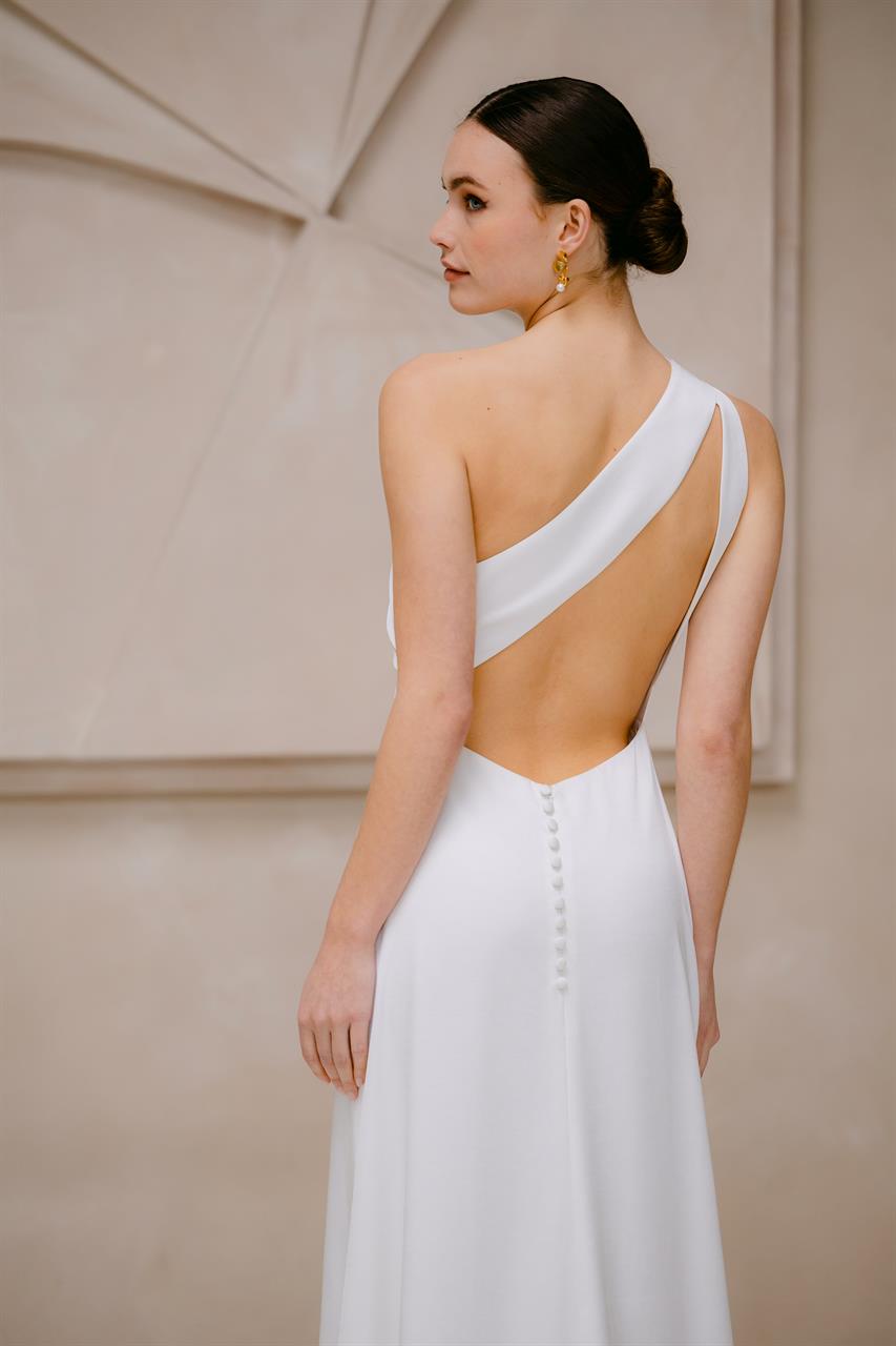 Cleanes, figurbetontes Brautkleid mit asymmetrischem Ausschnitt Cleanes, figurbetontes Brautkleid mit asymmetrischem Ausschnitt