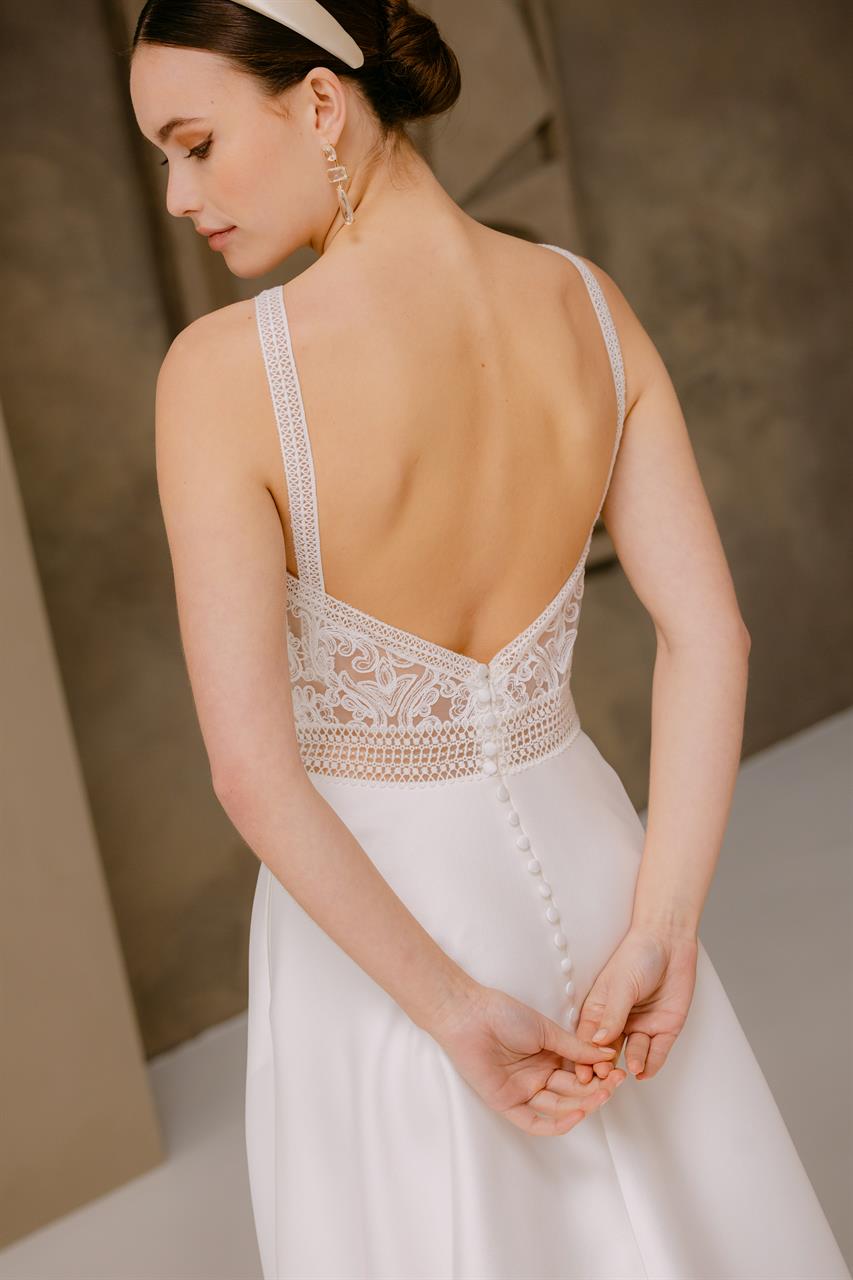 Modernes Boho-Brautkleid mit hochgeschlossenem Spitzenoberteil Modernes Boho-Brautkleid mit hochgeschlossenem Spitzenoberteil