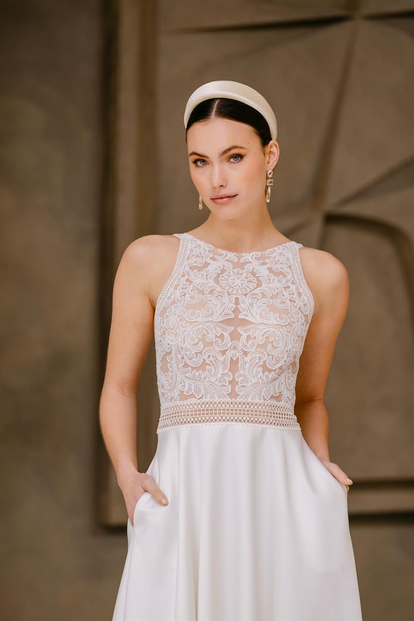 Modernes Boho-Brautkleid mit hochgeschlossenem Spitzenoberteil Modernes Boho-Brautkleid mit hochgeschlossenem Spitzenoberteil