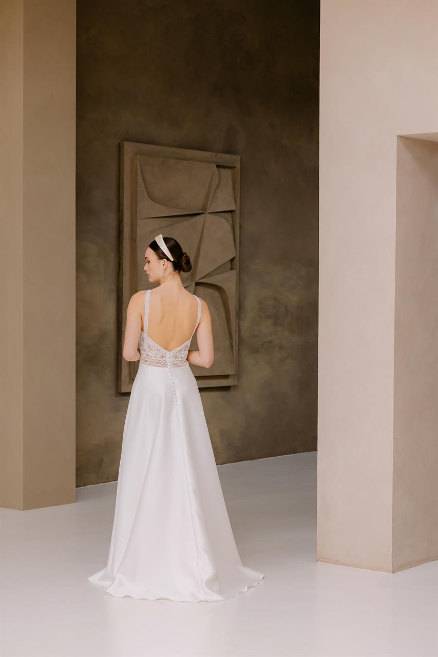 Modernes Boho-Brautkleid mit hochgeschlossenem Spitzenoberteil Modernes Boho-Brautkleid mit hochgeschlossenem Spitzenoberteil