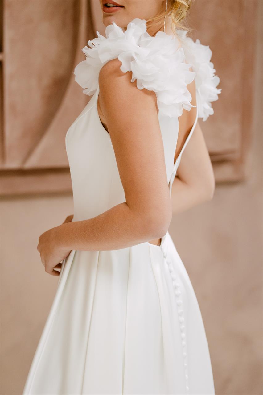 Elegantes Satin-Brautkleid mit floralen 3-D-Blüten Elegantes Satin-Brautkleid mit floralen 3-D-Blüten