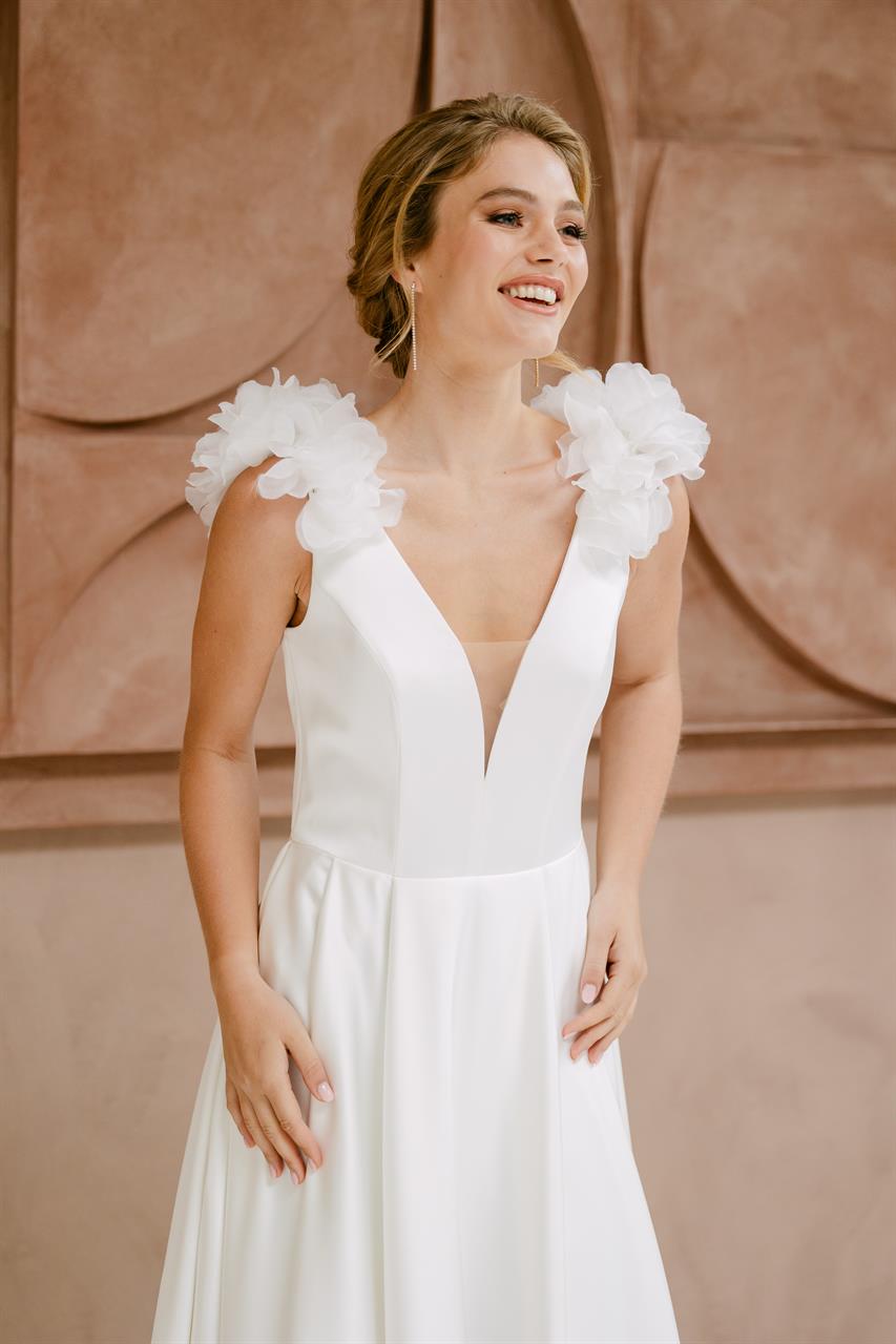 Elegantes Satin-Brautkleid mit floralen 3-D-Blüten Elegantes Satin-Brautkleid mit floralen 3-D-Blüten