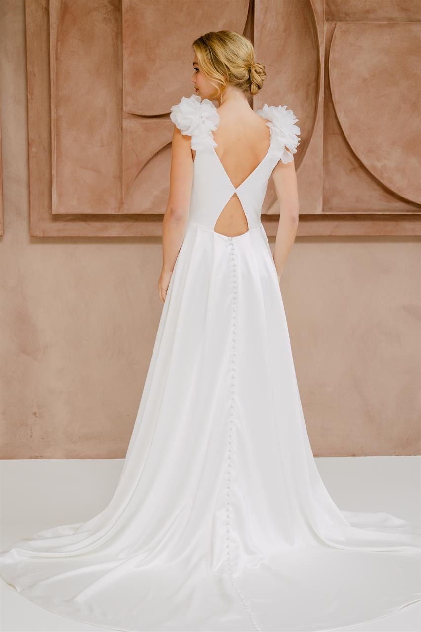 Elegantes Satin-Brautkleid mit floralen 3-D-Blüten Elegantes Satin-Brautkleid mit floralen 3-D-Blüten
