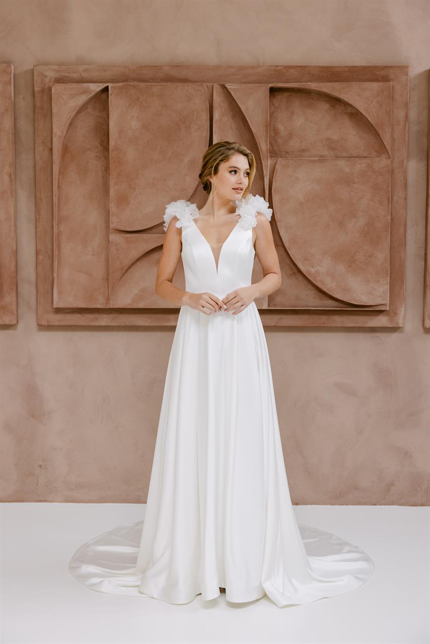 Elegantes Satin-Brautkleid mit floralen 3-D-Blüten Elegantes Satin-Brautkleid mit floralen 3-D-Blüten