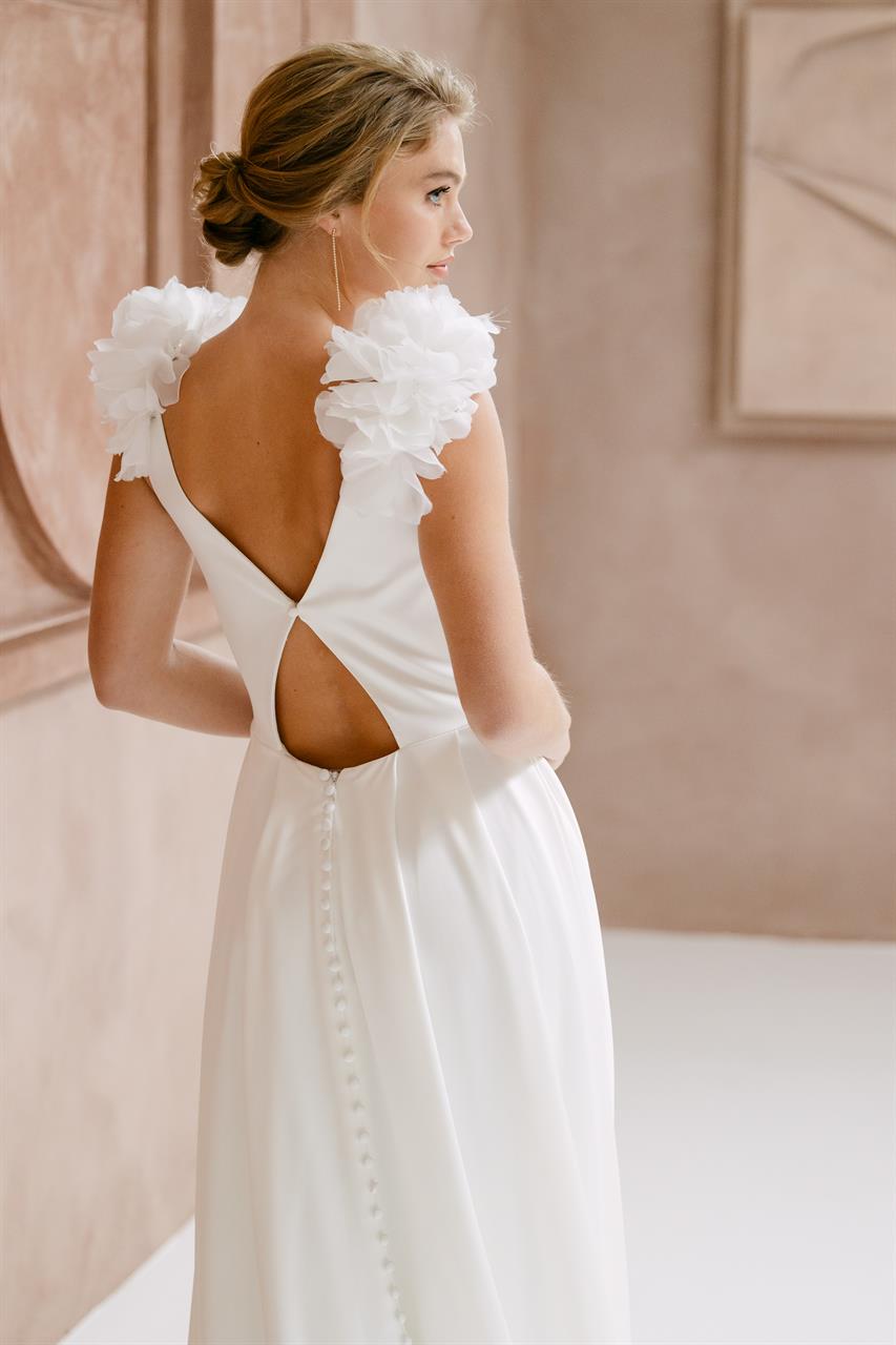 Elegantes Satin-Brautkleid mit floralen 3-D-Blüten Elegantes Satin-Brautkleid mit floralen 3-D-Blüten