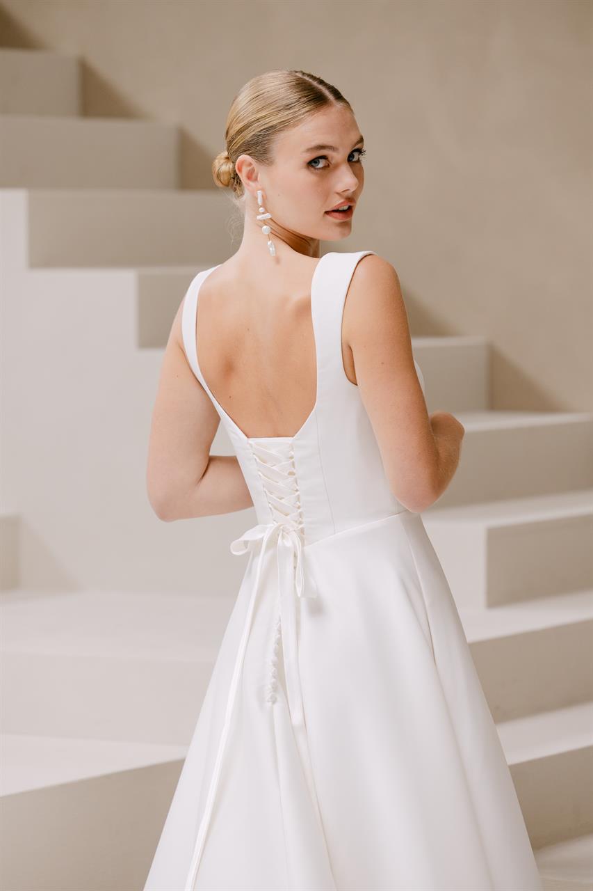 Old Money Brautkleid aus Mikado mit Karree-Ausschnitt Old Money Brautkleid aus Mikado mit Karree-Ausschnitt