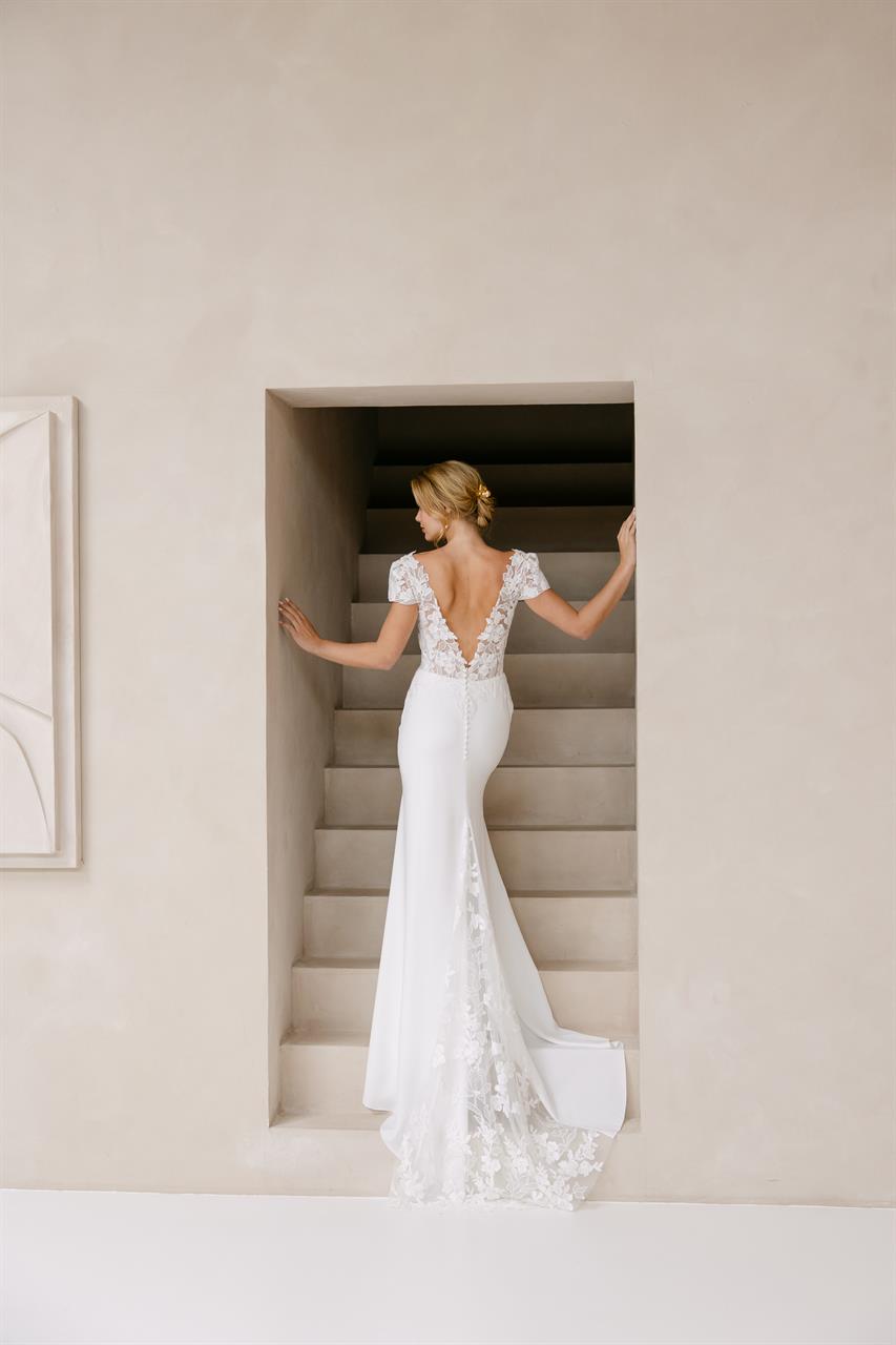 Romantisches Fit and Flare Brautkleid mit floraler Spitze Romantisches Fit and Flare Brautkleid mit floraler Spitze