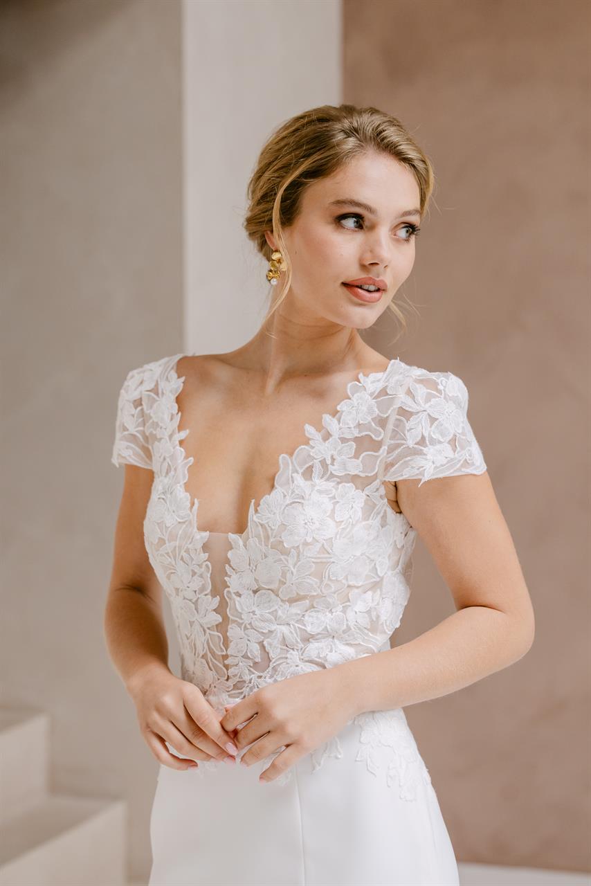 Romantisches Fit and Flare Brautkleid mit floraler Spitze Romantisches Fit and Flare Brautkleid mit floraler Spitze