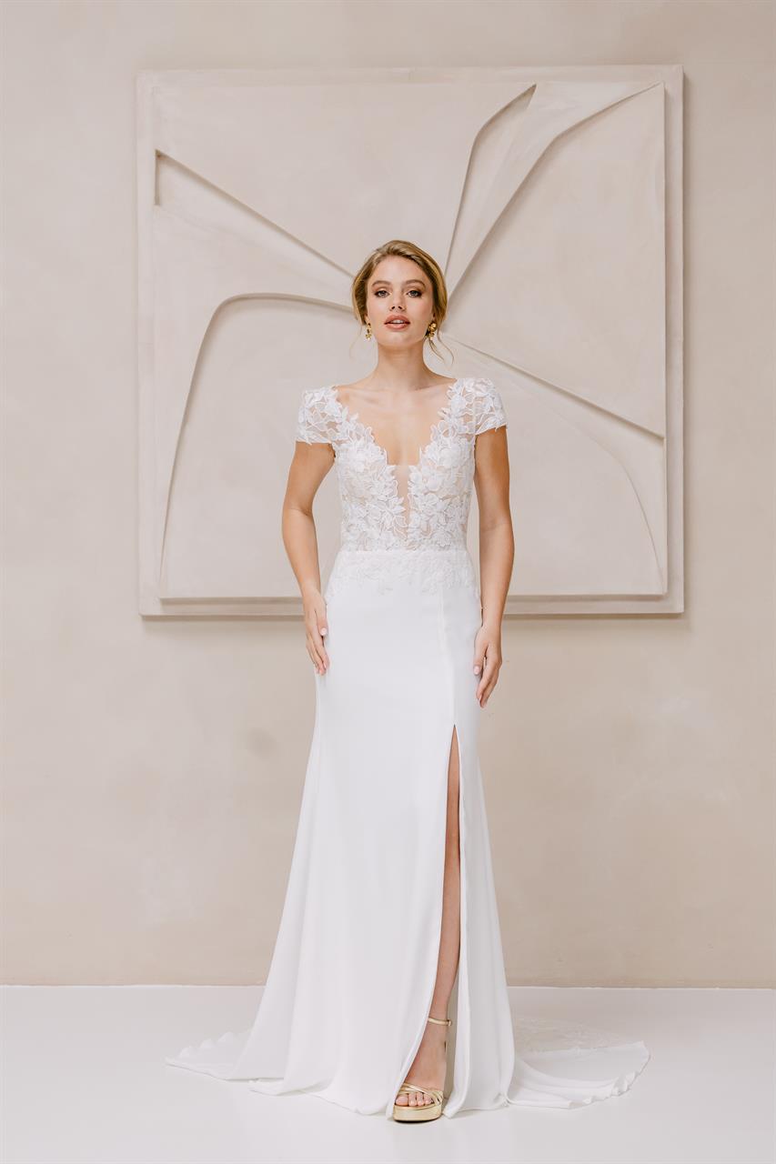 Romantisches Fit and Flare Brautkleid mit floraler Spitze Romantisches Fit and Flare Brautkleid mit floraler Spitze