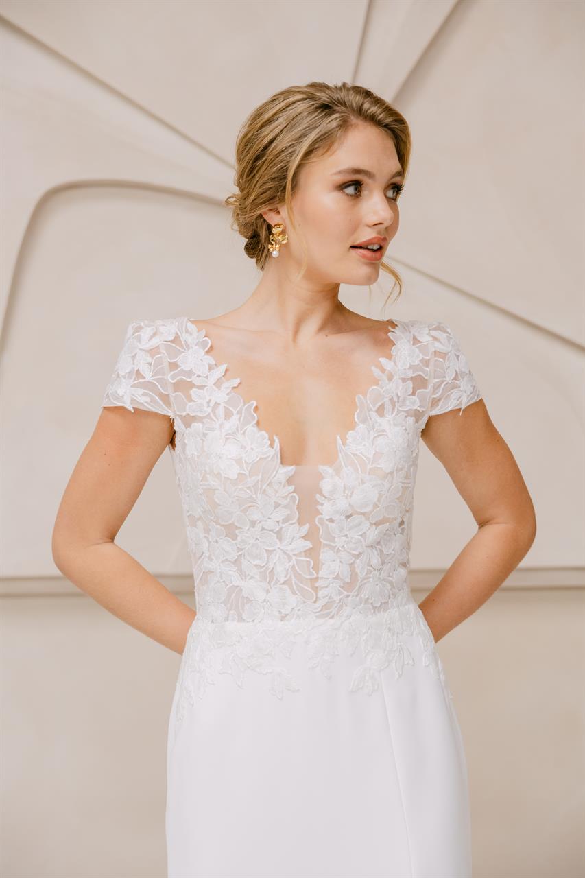Romantisches Fit and Flare Brautkleid mit floraler Spitze Romantisches Fit and Flare Brautkleid mit floraler Spitze