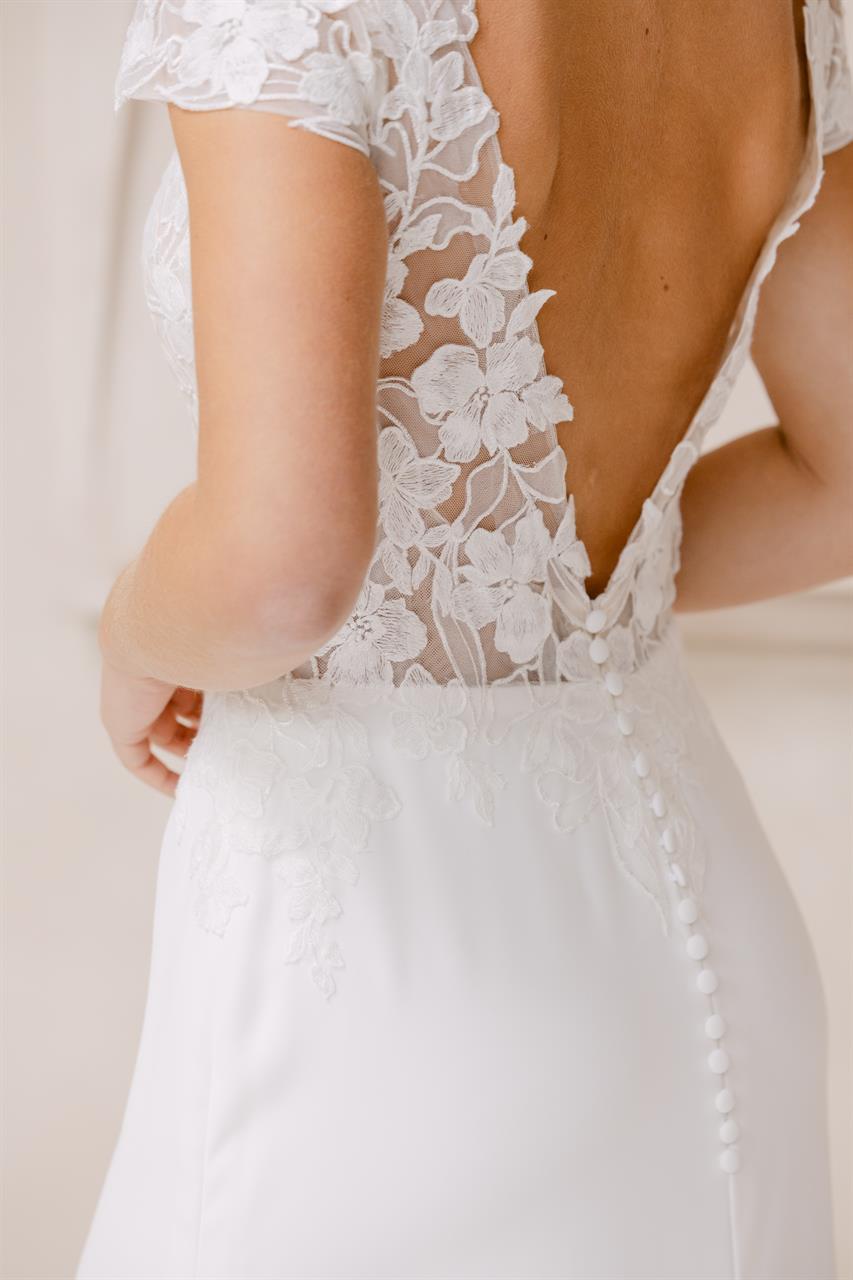 Romantisches Fit and Flare Brautkleid mit floraler Spitze Romantisches Fit and Flare Brautkleid mit floraler Spitze