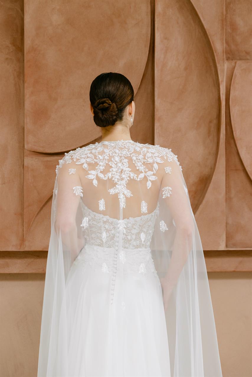 Elegantes Bridal Cape mit floraler Stickerei Elegantes Bridal Cape mit floraler Stickerei
