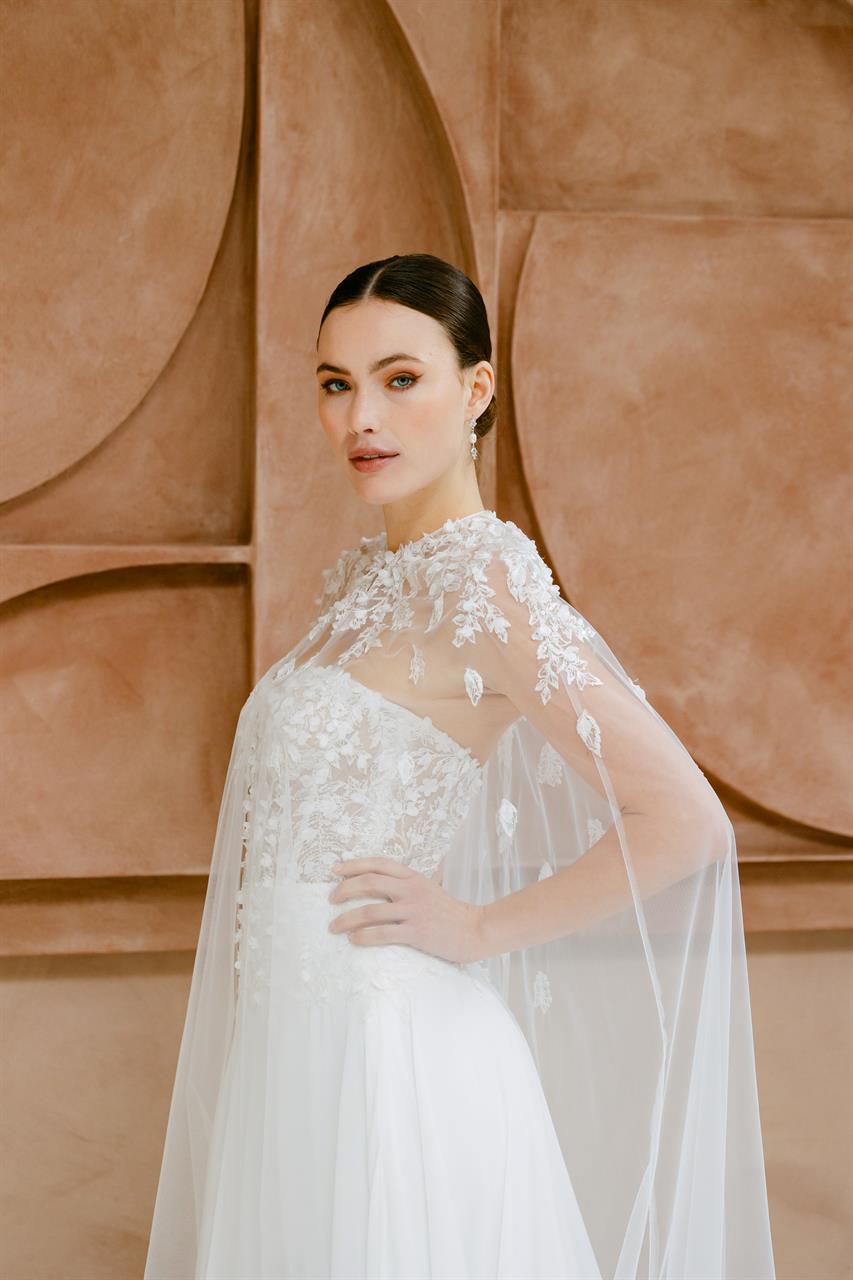 Elegantes Bridal Cape mit floraler Stickerei Elegantes Bridal Cape mit floraler Stickerei
