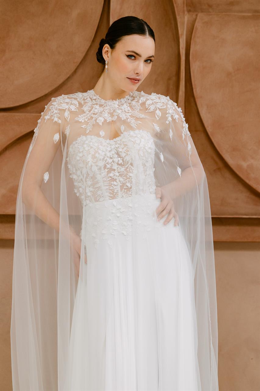 Elegantes Bridal Cape mit floraler Stickerei Elegantes Bridal Cape mit floraler Stickerei