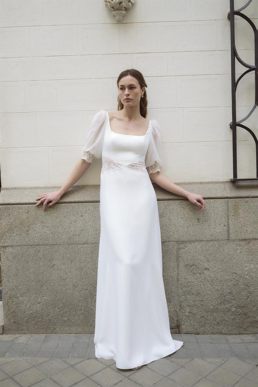 Schlichtes Boho-Brautkleid mit Karree-Ausschnitt & Chiffonärmeln
Rubis Rembo Atelier
