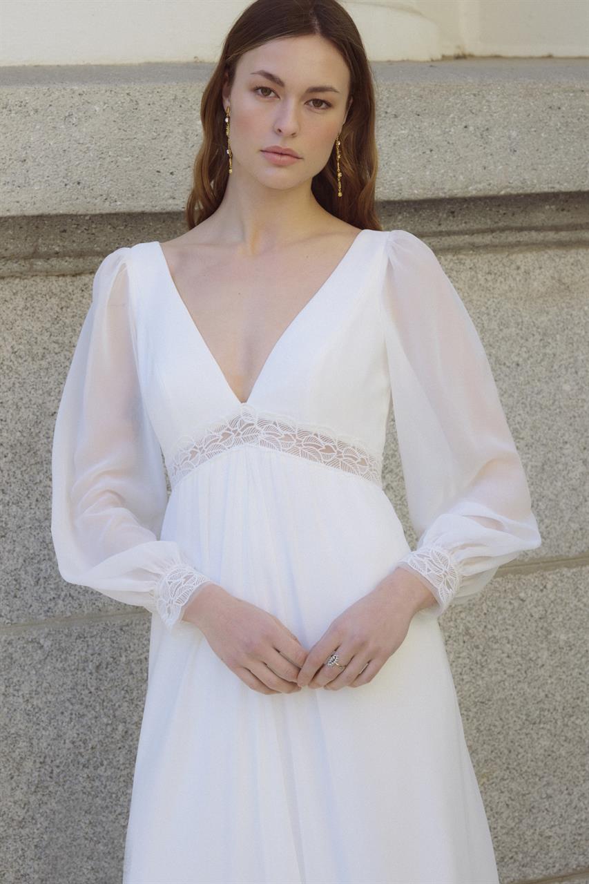 Fließendes Empire-Brautkleid im cleanen Look mit langen Ärmeln Fließendes Empire-Brautkleid im cleanen Look mit langen Ärmeln