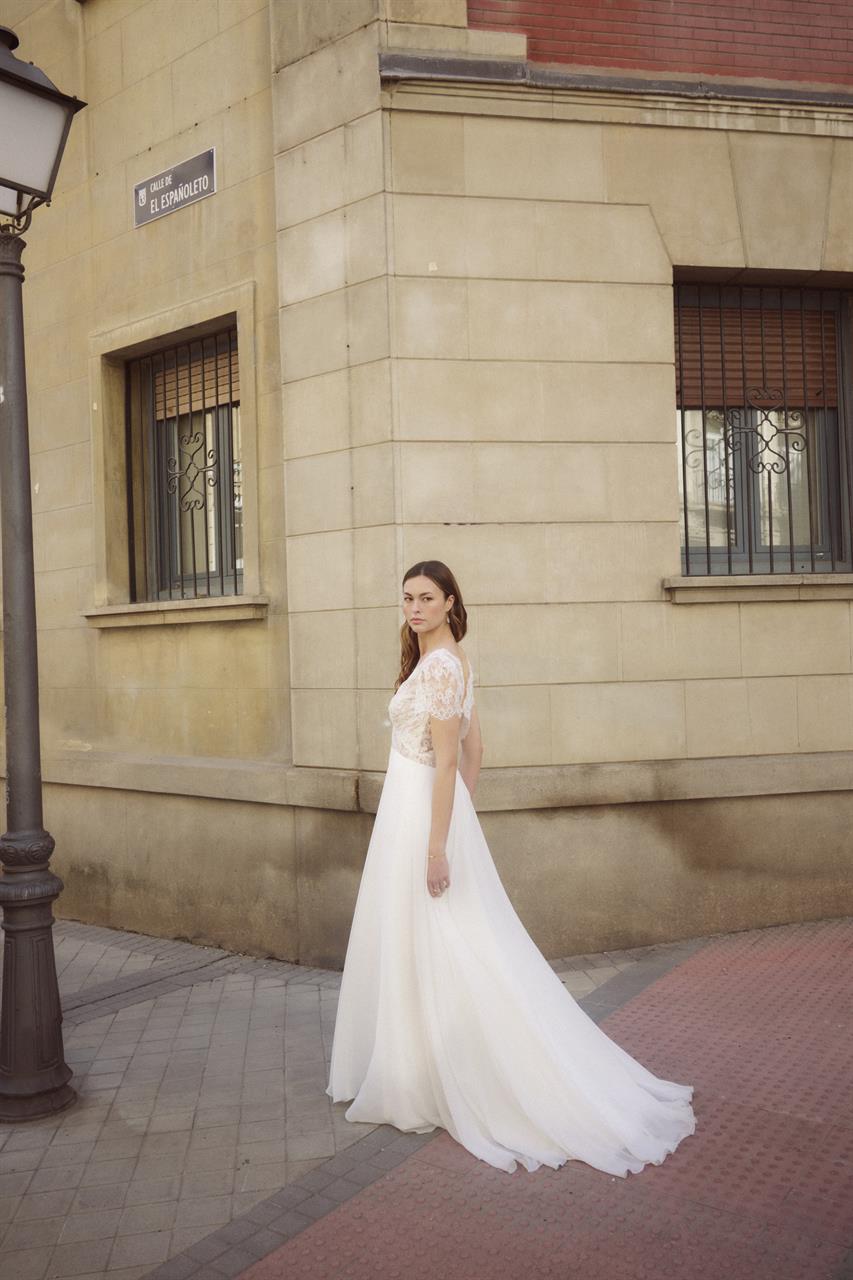 Modernes Vintage-Brautkleid mit Chantilly-Spitze
Rembo Atelier Vega