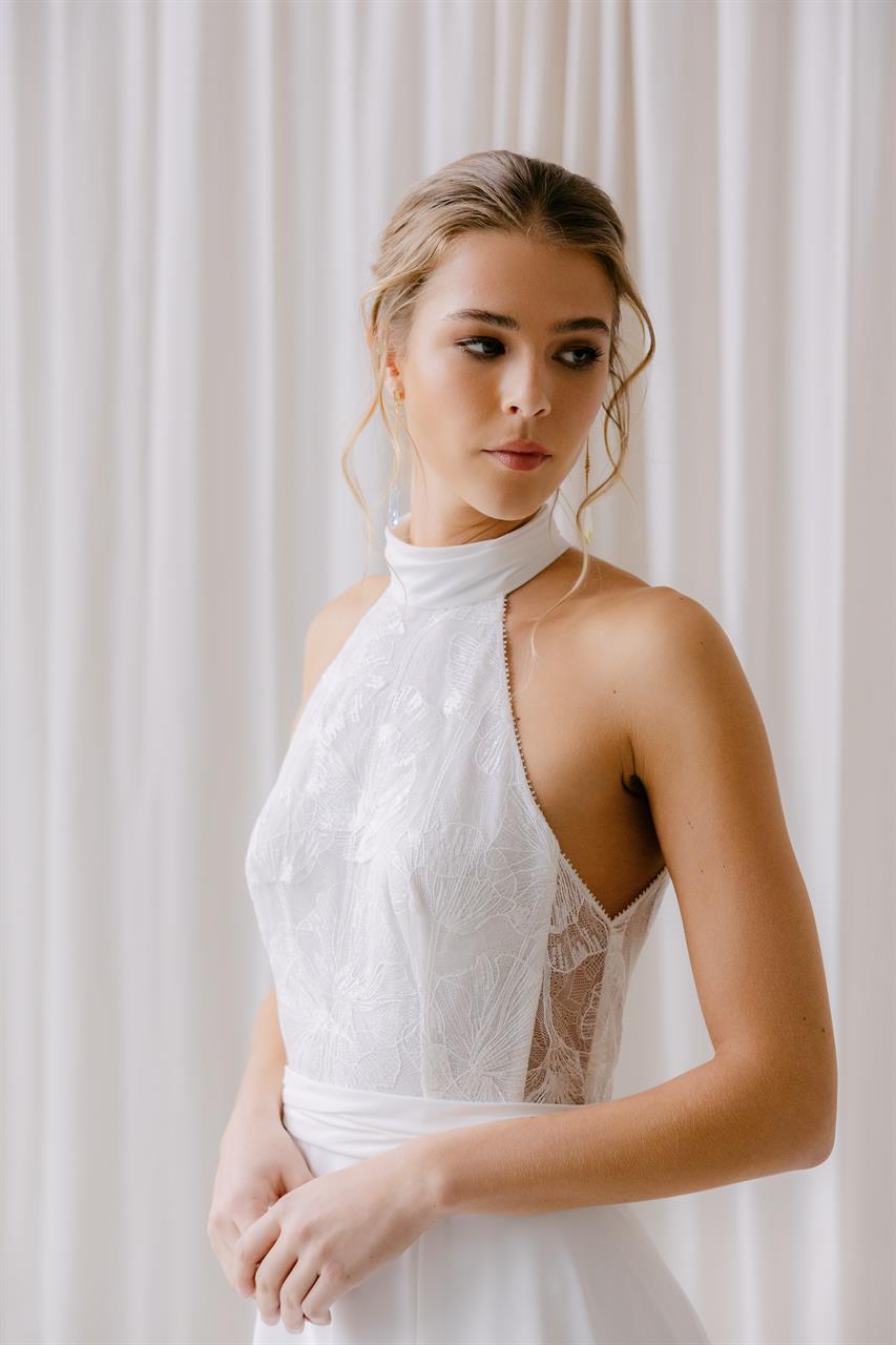 Modernes Neckholder-Brautkleid mit Spitze & Chiffonrock Modernes Neckholder-Brautkleid mit Spitze & Chiffonrock