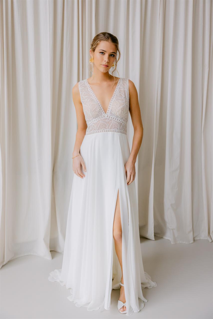 Modernes Boho-Brautkleid mit abnehmbaren Ärmeln