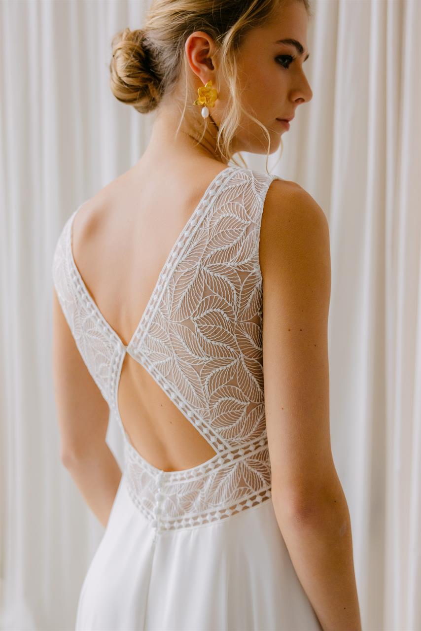 Modernes Boho-Brautkleid mit abnehmbaren Ärmeln