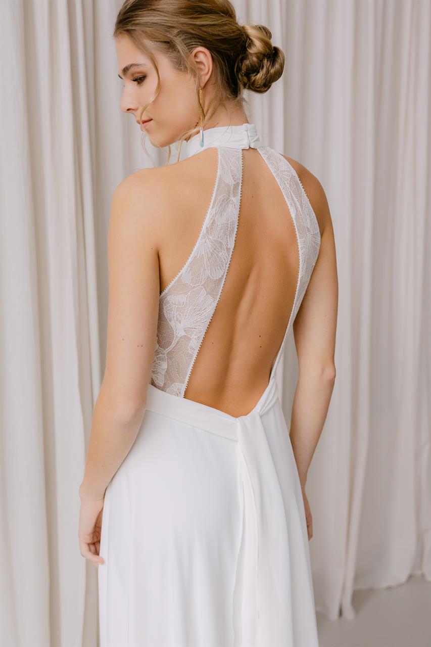 Modernes Neckholder-Brautkleid mit Spitze & Chiffonrock Modernes Neckholder-Brautkleid mit Spitze & Chiffonrock
