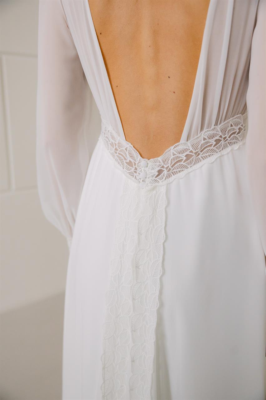 Fließendes Empire-Brautkleid im cleanen Look mit langen Ärmeln