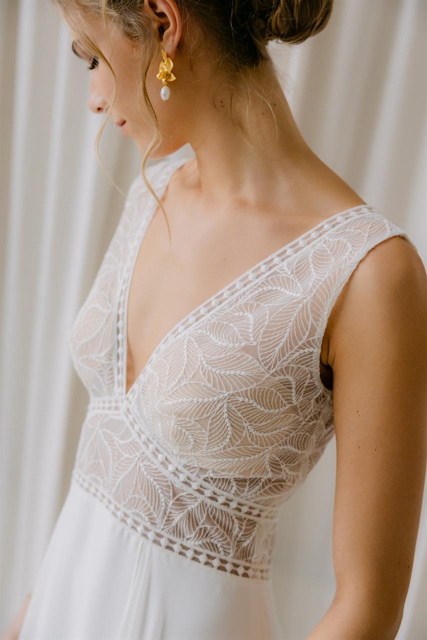 Modernes Boho-Brautkleid mit abnehmbaren Ärmeln