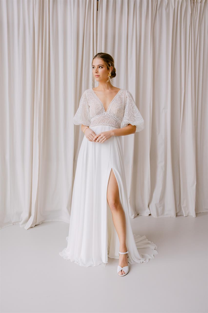 Modernes, fließendes Boho-Brautkleid mit abnehmbaren Ärmeln
Rembo Atelier Andromeda