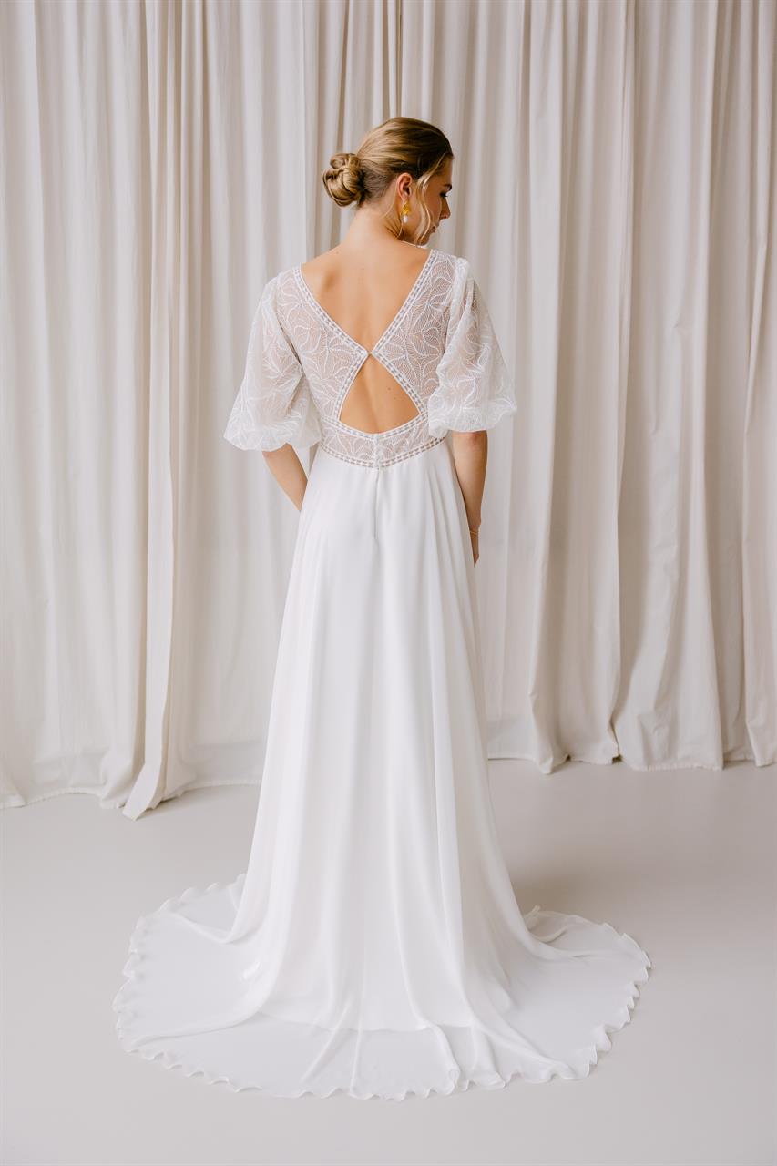 Modernes Boho-Brautkleid mit abnehmbaren Ärmeln
