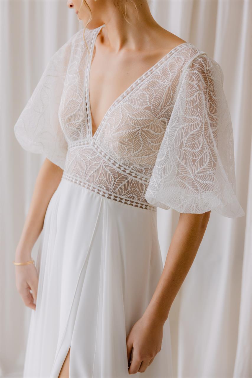 Modernes Boho-Brautkleid mit abnehmbaren Ärmeln