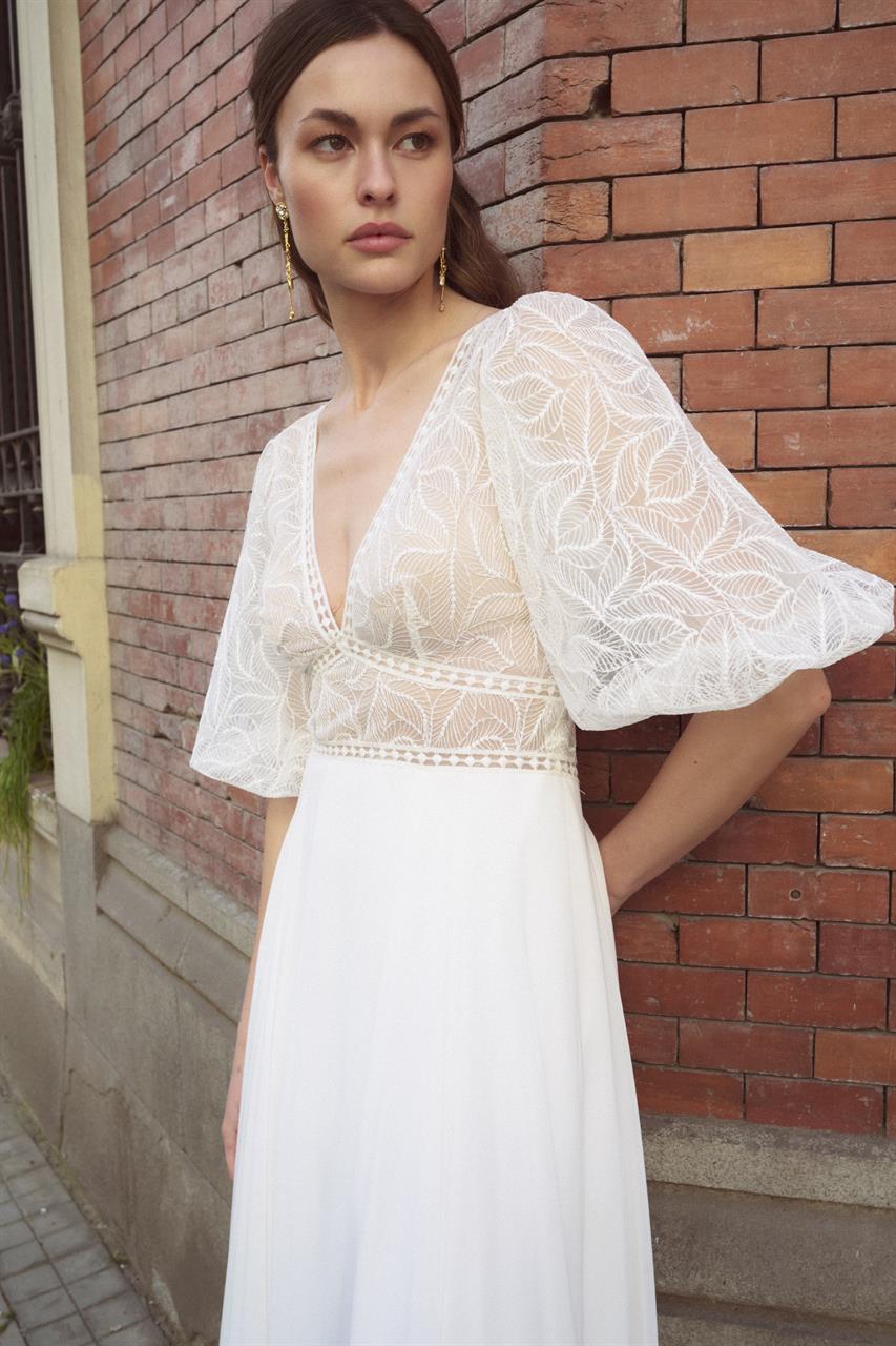 Modernes, fließendes Boho-Brautkleid mit abnehmbaren Ärmeln
Rembo Atelier Andromeda