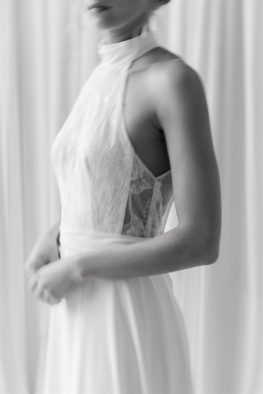 Modernes Neckholder-Brautkleid mit Spitze & Chiffonrock Modernes Neckholder-Brautkleid mit Spitze & Chiffonrock
