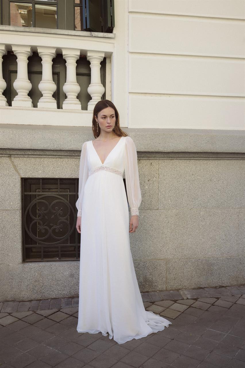 Fließendes Empire-Brautkleid im cleanen Look mit langen Ärmeln Fließendes Empire-Brautkleid im cleanen Look mit langen Ärmeln