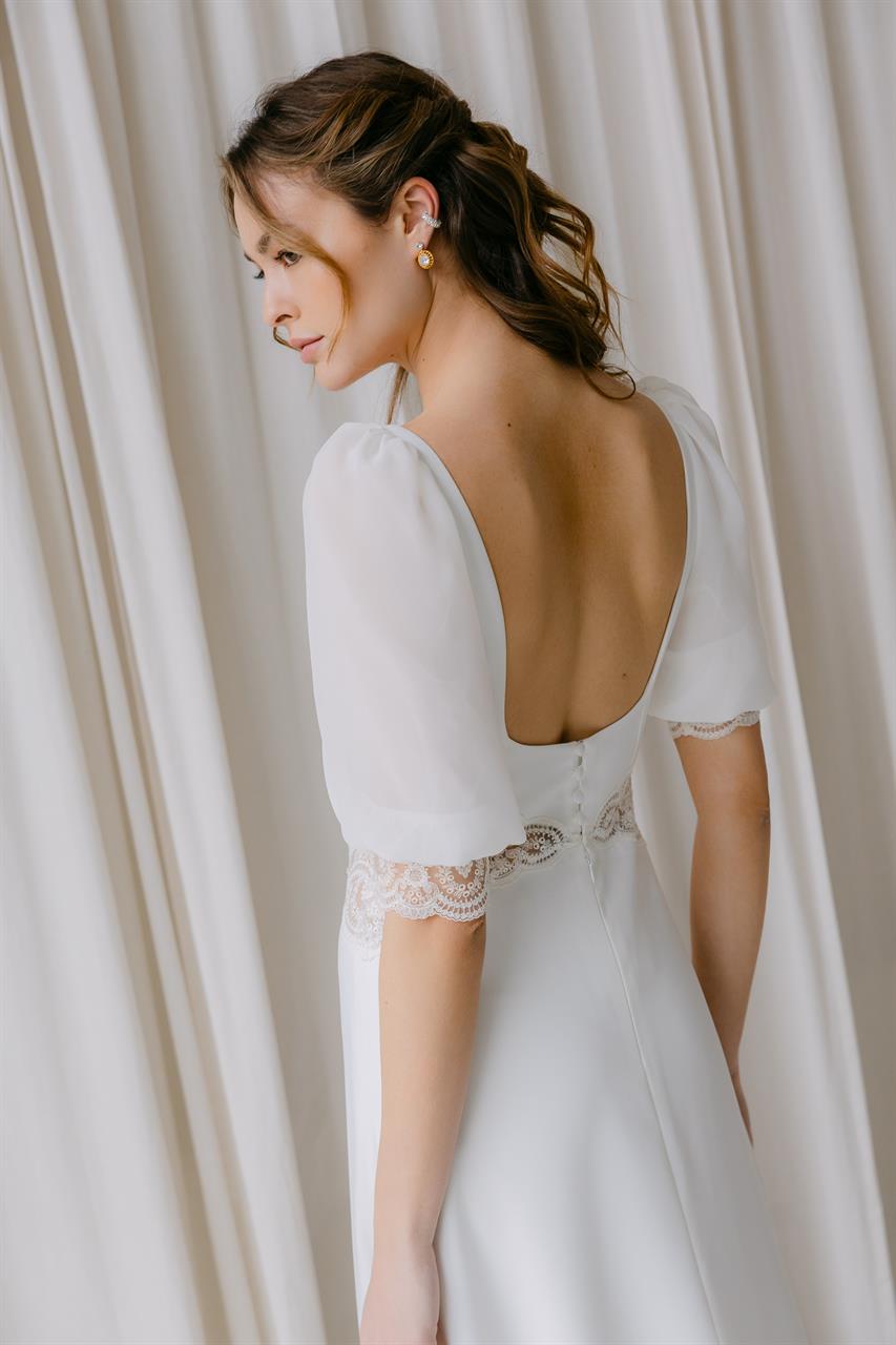 Schlichtes Boho-Brautkleid mit Karree-Ausschnitt & Chiffonärmeln Schlichtes Boho-Brautkleid mit Karree-Ausschnitt & Chiffonärmeln