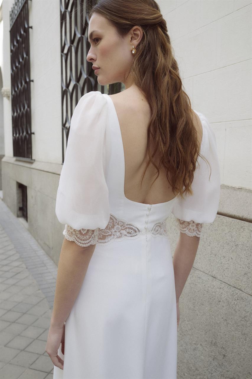 Schlichtes Boho-Brautkleid mit Karree-Ausschnitt & Chiffonärmeln Schlichtes Boho-Brautkleid mit Karree-Ausschnitt & Chiffonärmeln