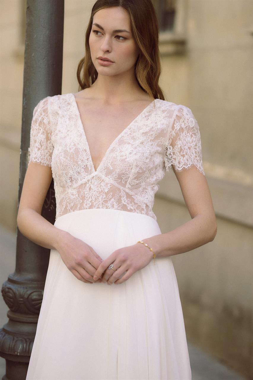 Modernes Vintage-Brautkleid mit Chantilly-Spitze Modernes Vintage-Brautkleid mit Chantilly-Spitze