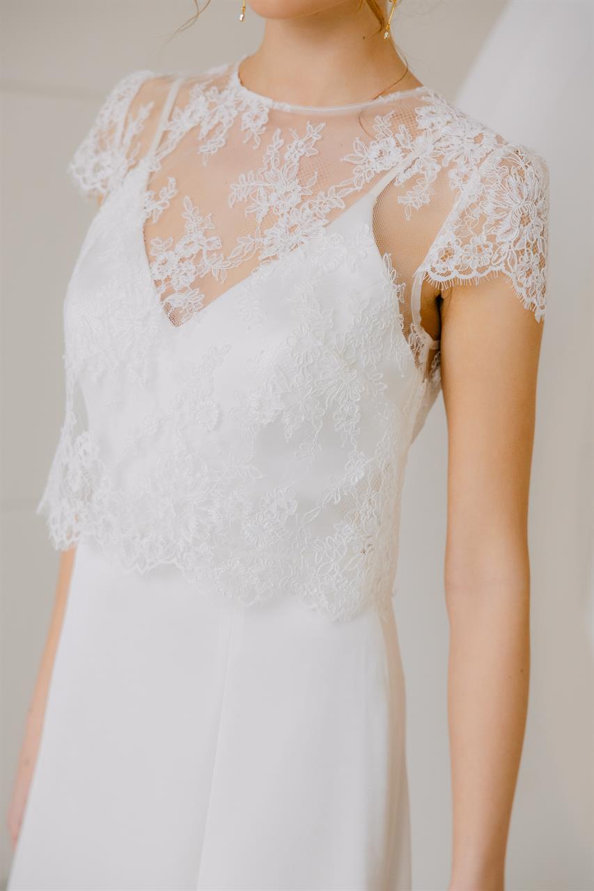 Minimalistische Brautkleid mit feinem Spitzn-Top