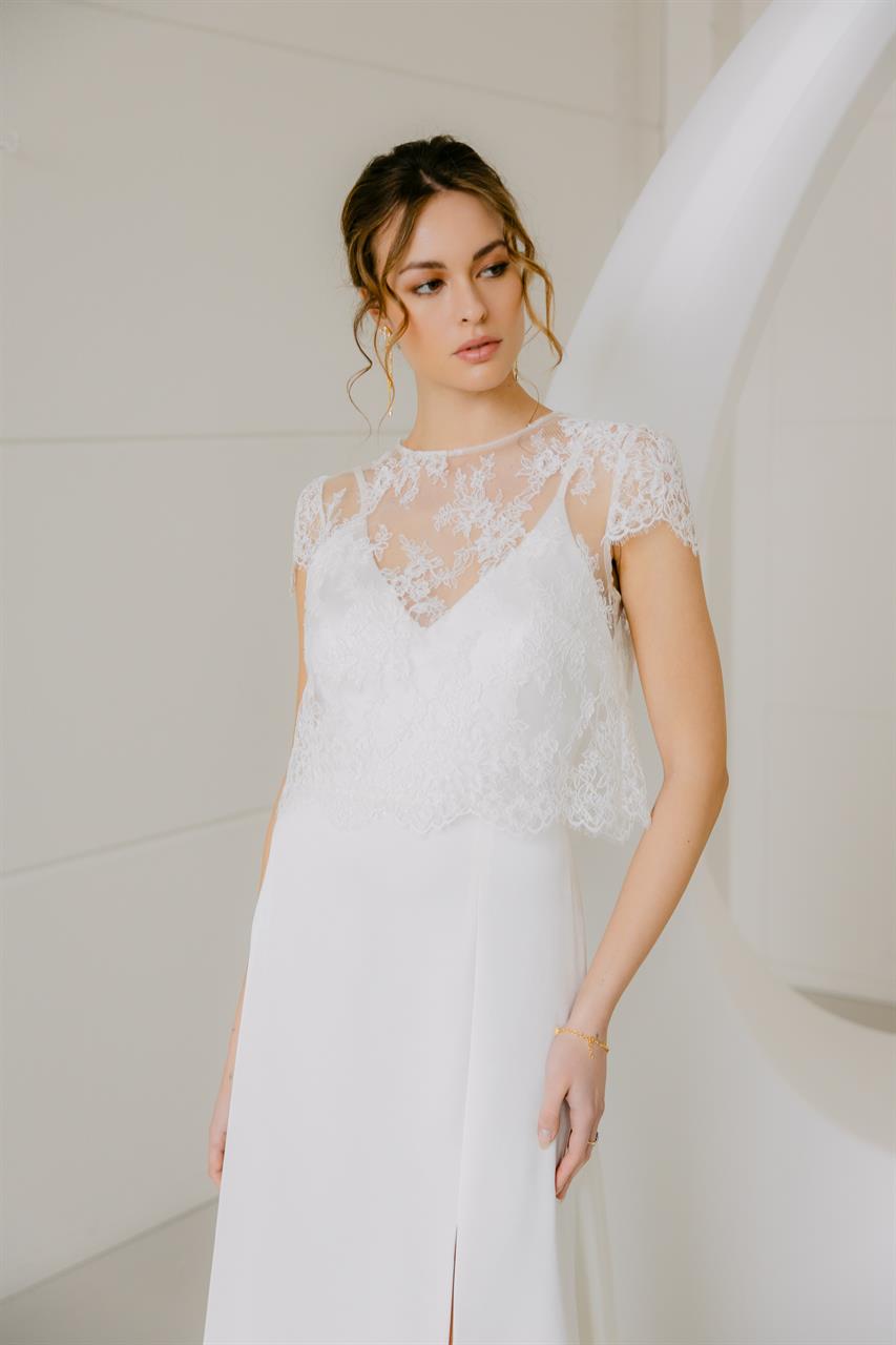 Minimalistische Brautkleid mit feinem Spitzn-Top
